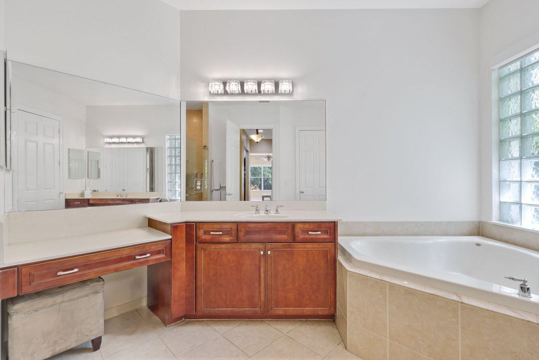 Под контрактом: $995,000 (5 спален, 3 ванн, 3312 Квадратных фут)