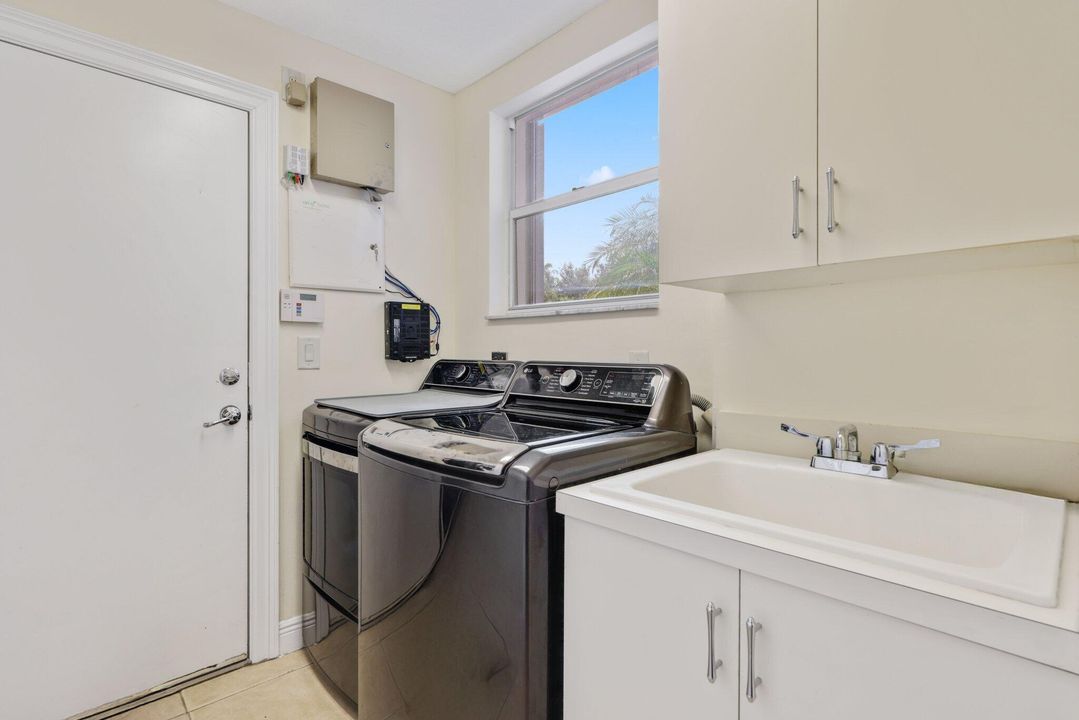 Под контрактом: $995,000 (5 спален, 3 ванн, 3312 Квадратных фут)