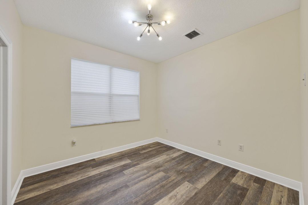 Под контрактом: $995,000 (5 спален, 3 ванн, 3312 Квадратных фут)