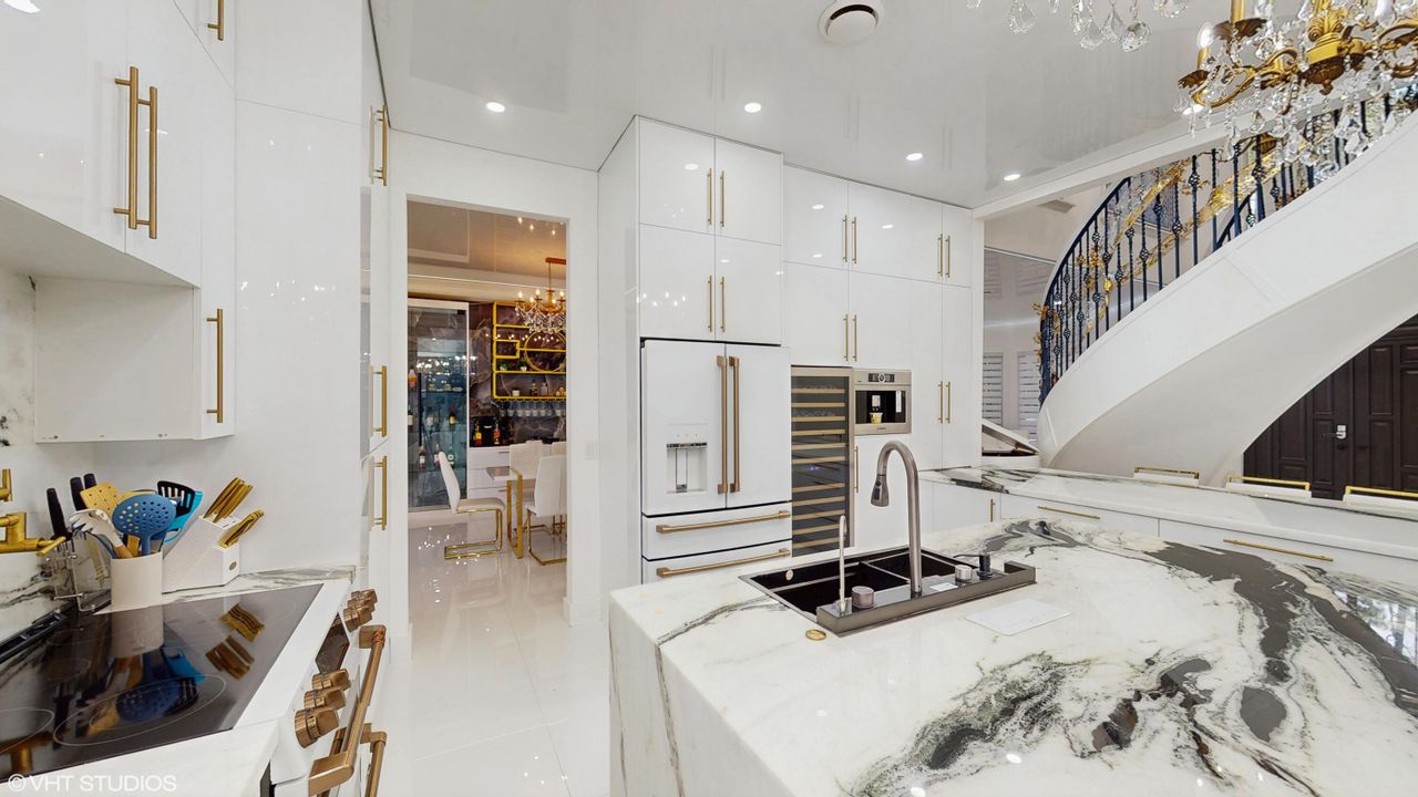 For Rent: $50,000 (6 beds, 7 baths, 5000 Square Feet)