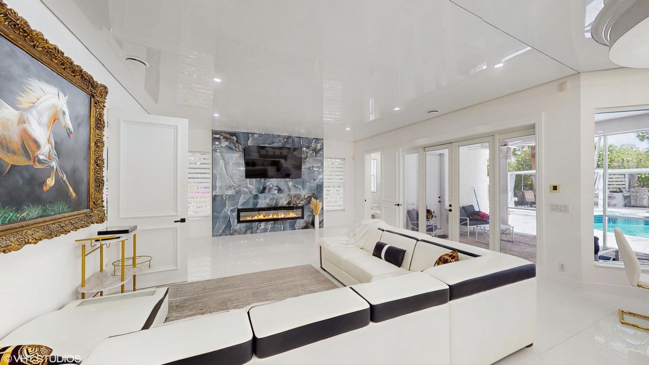 For Rent: $50,000 (6 beds, 7 baths, 5000 Square Feet)