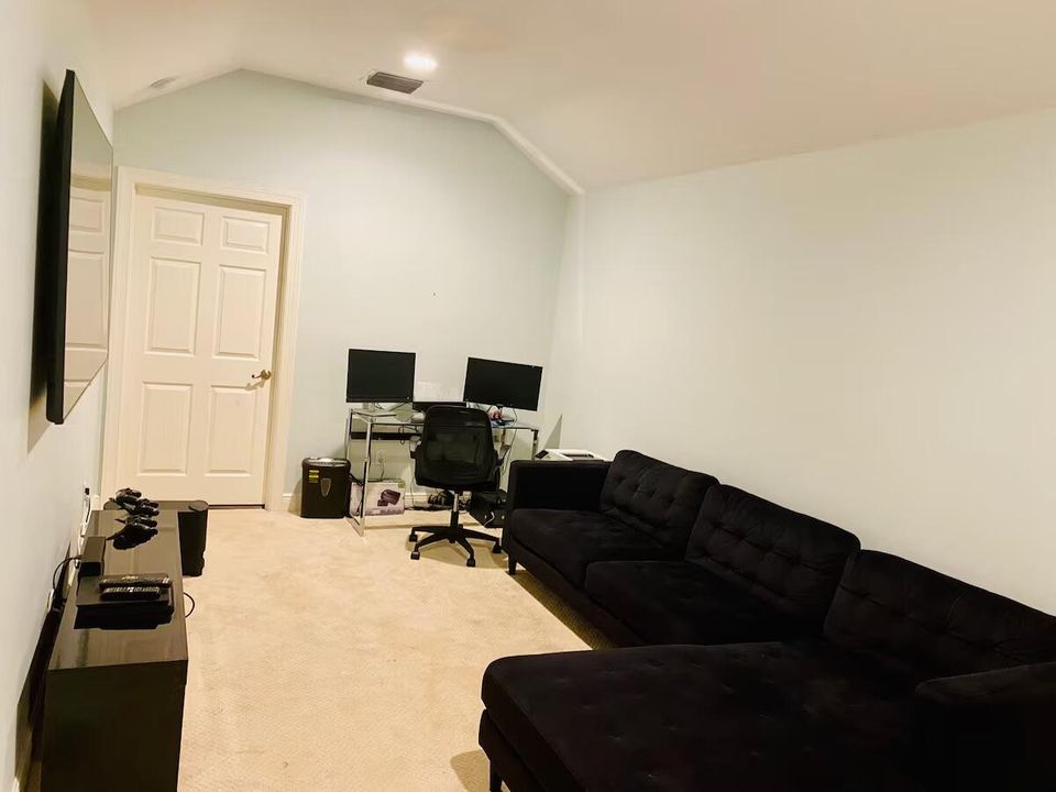 For Rent: $22,000 (5 beds, 3 baths, 4056 Square Feet)