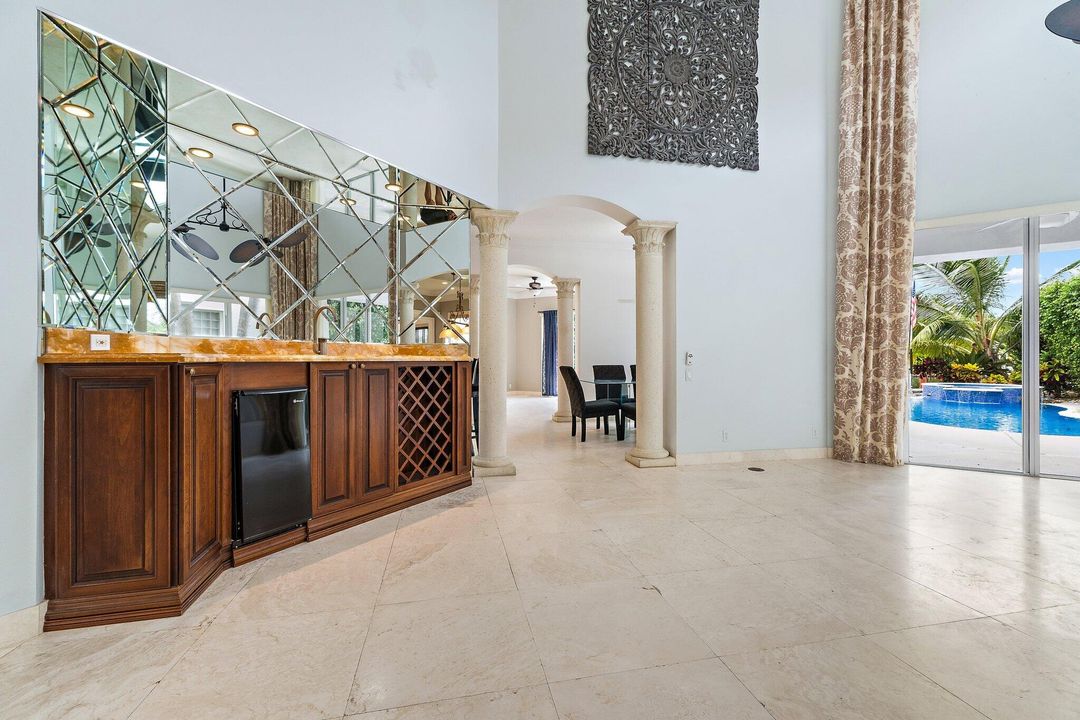 出租: $12,000 (4 贝兹, 4 浴室, 4274 平方英尺)