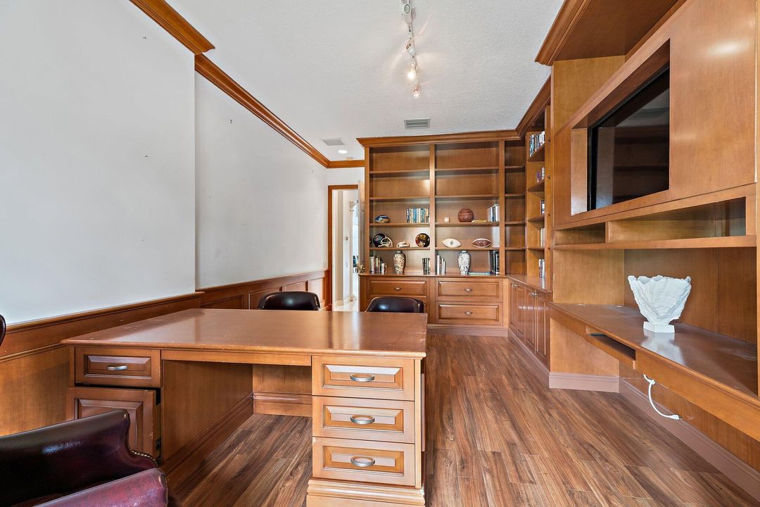 出租: $12,000 (4 贝兹, 4 浴室, 4274 平方英尺)