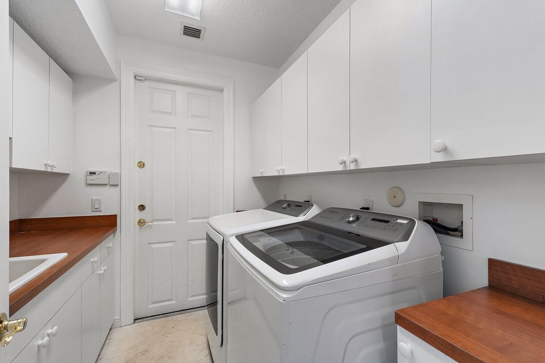 出租: $12,000 (4 贝兹, 4 浴室, 4274 平方英尺)