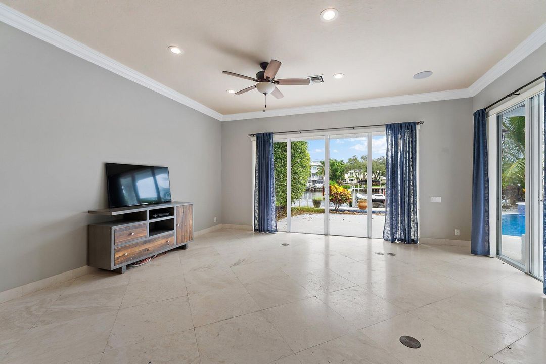 出租: $12,000 (4 贝兹, 4 浴室, 4274 平方英尺)