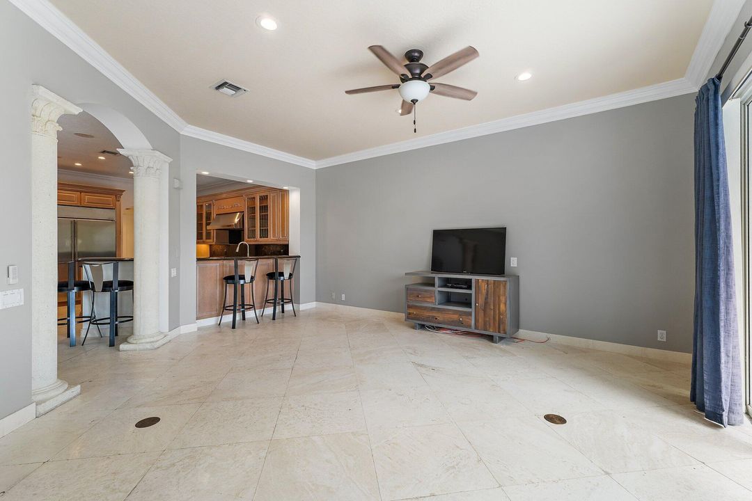 出租: $12,000 (4 贝兹, 4 浴室, 4274 平方英尺)