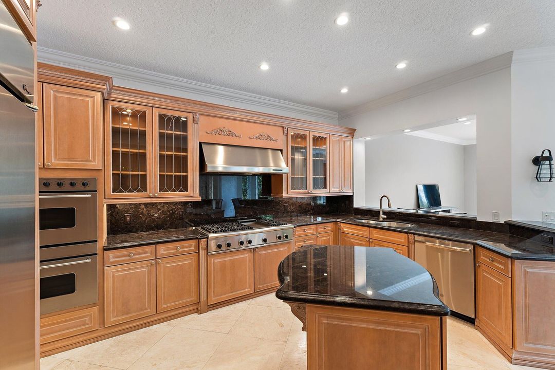 出租: $12,000 (4 贝兹, 4 浴室, 4274 平方英尺)