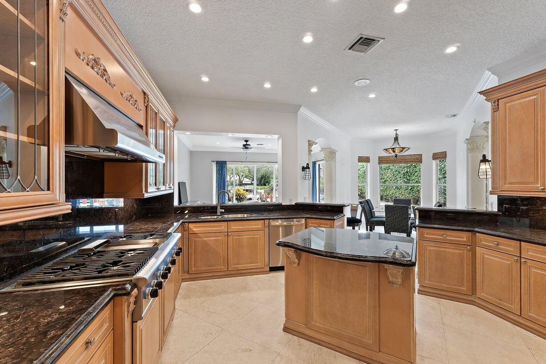 出租: $12,000 (4 贝兹, 4 浴室, 4274 平方英尺)