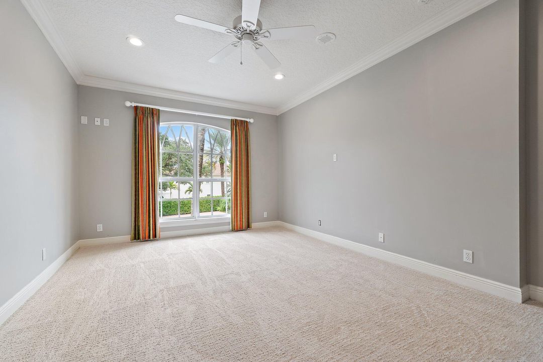 出租: $12,000 (4 贝兹, 4 浴室, 4274 平方英尺)