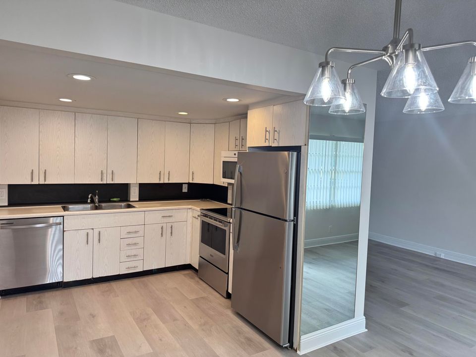 Recently Rented: $1,775 (2 beds, 2 baths, 896 Square Feet)