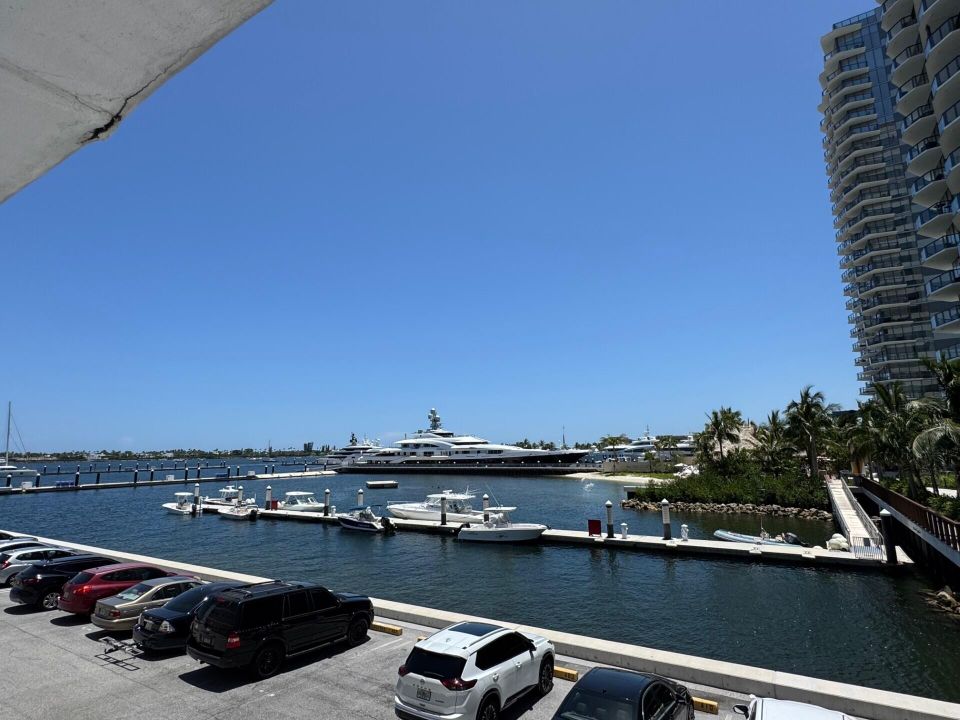 Activo con contrato: $1,950 (2 camas, 2 baños, 948 Pies cuadrados)