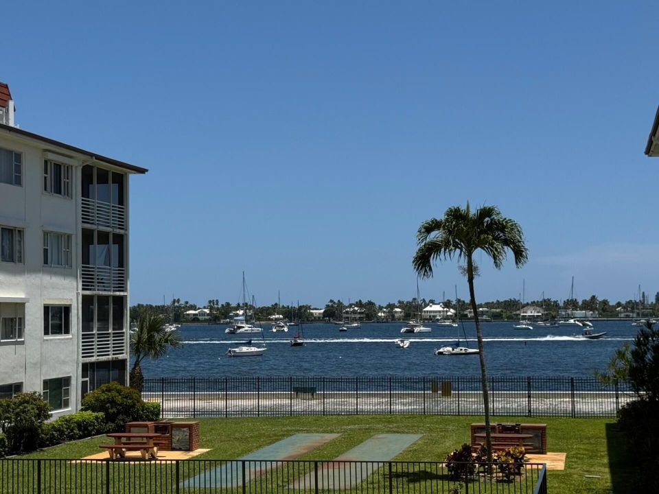 Activo con contrato: $1,950 (2 camas, 2 baños, 948 Pies cuadrados)