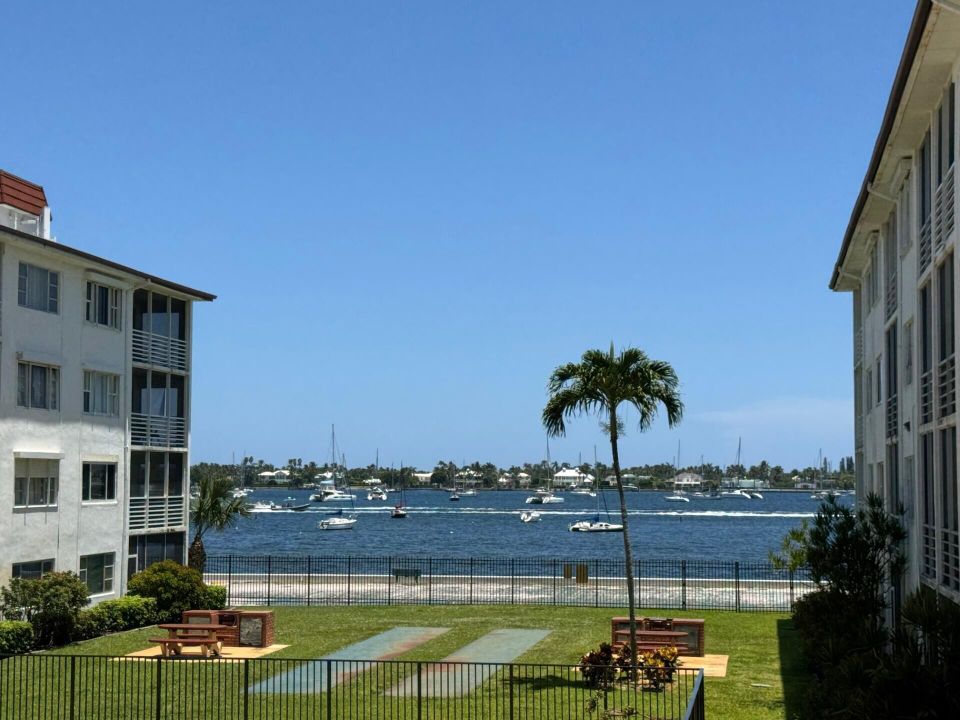 Activo con contrato: $1,950 (2 camas, 2 baños, 948 Pies cuadrados)