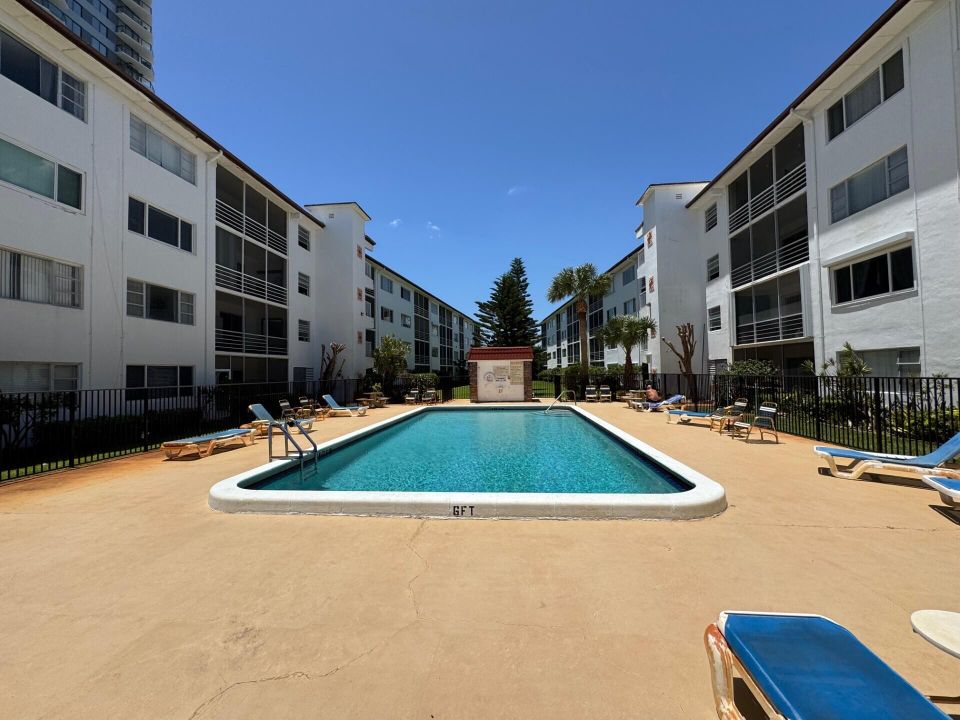 Activo con contrato: $1,950 (2 camas, 2 baños, 948 Pies cuadrados)