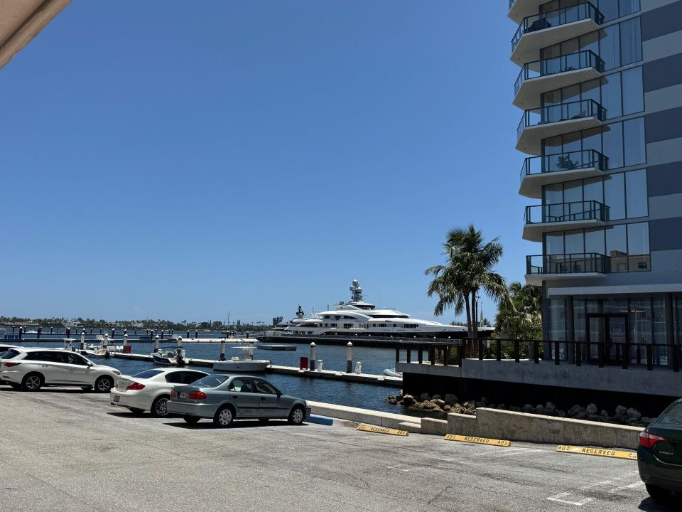 Activo con contrato: $1,950 (2 camas, 2 baños, 948 Pies cuadrados)