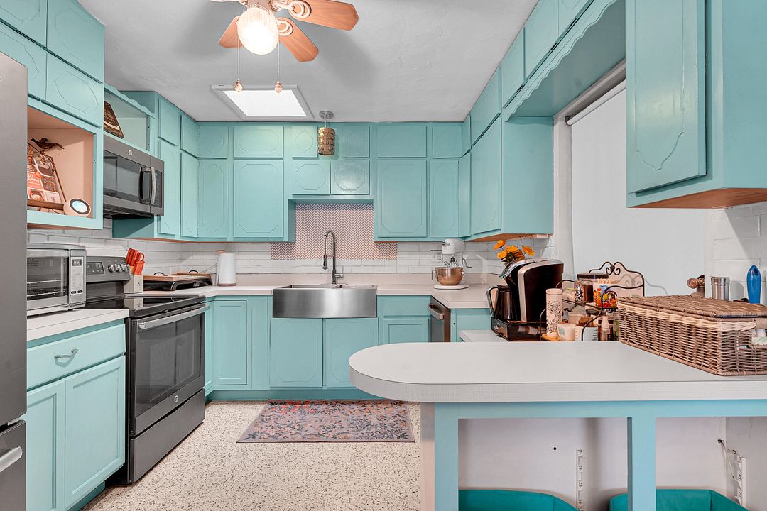 Active With Contract: $349,900 (3 beds, 2 baths, 1546 Square Feet)