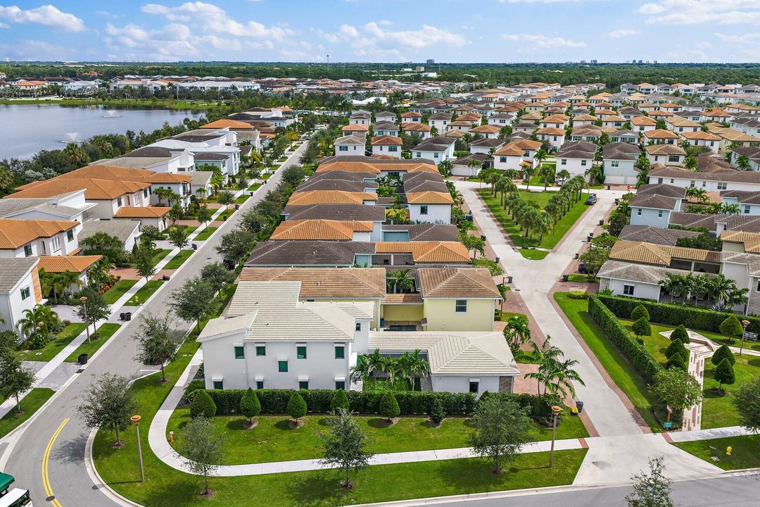 Под контрактом: $1,695,000 (4 спален, 5 ванн, 3760 Квадратных фут)