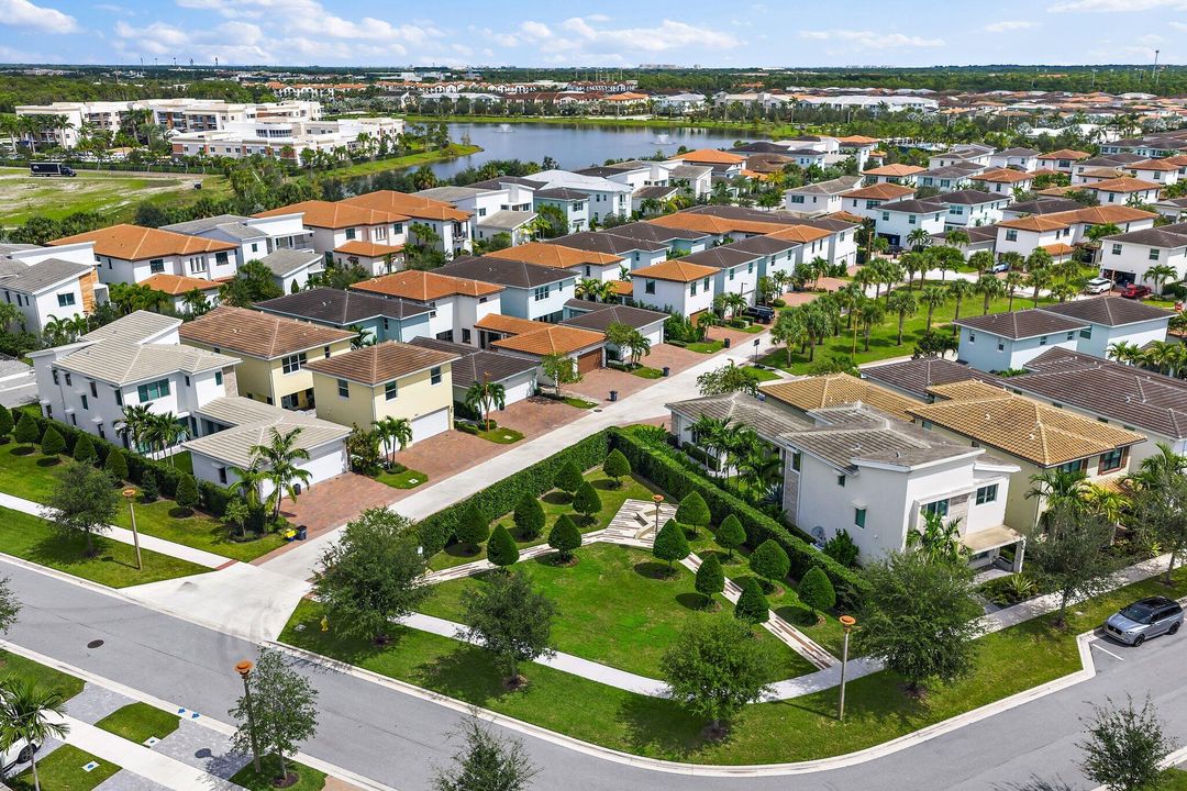 Под контрактом: $1,695,000 (4 спален, 5 ванн, 3760 Квадратных фут)