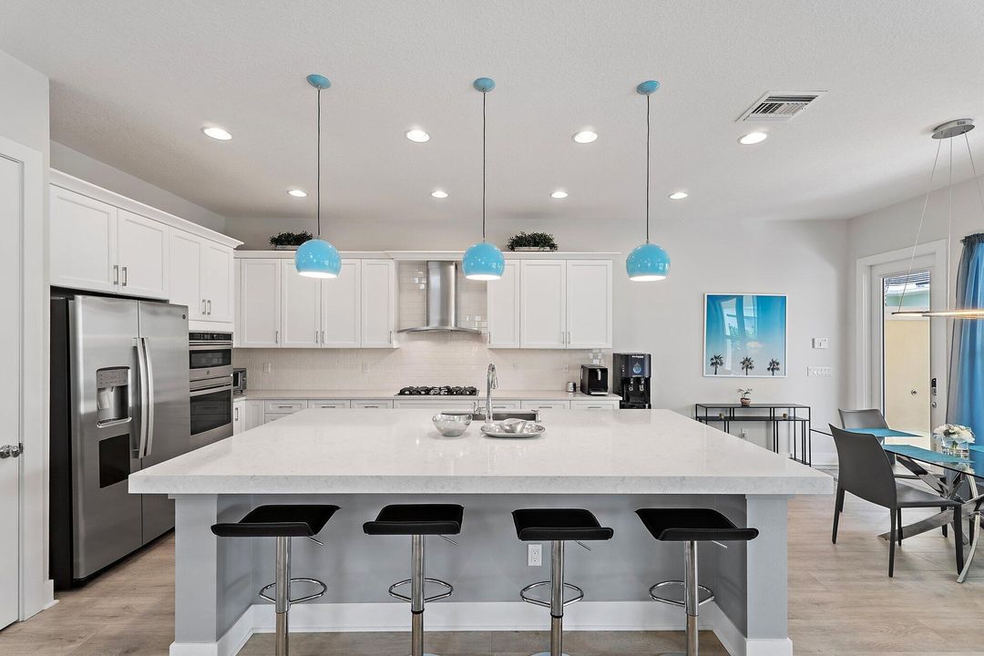 Под контрактом: $1,695,000 (4 спален, 5 ванн, 3760 Квадратных фут)