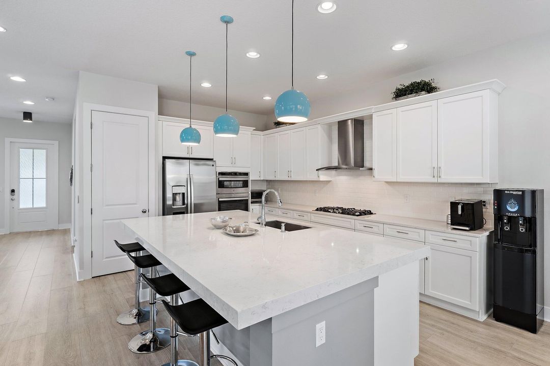 Под контрактом: $1,695,000 (4 спален, 5 ванн, 3760 Квадратных фут)