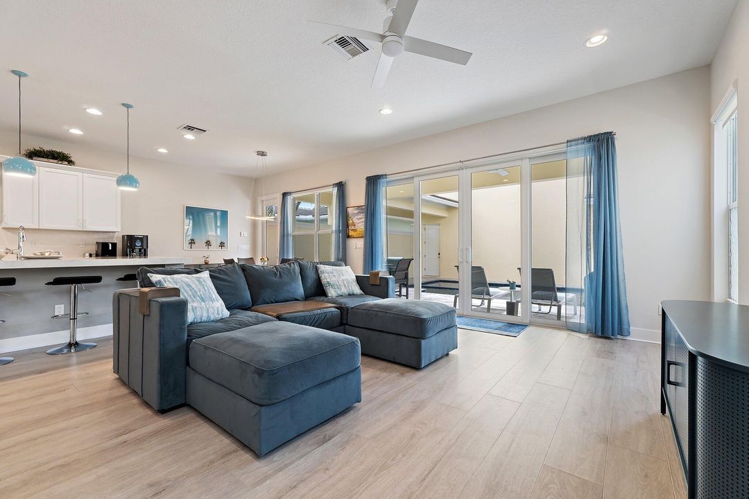 Под контрактом: $1,695,000 (4 спален, 5 ванн, 3760 Квадратных фут)