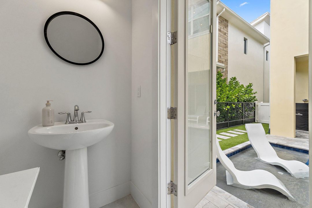 Под контрактом: $1,695,000 (4 спален, 5 ванн, 3760 Квадратных фут)