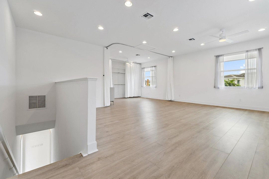 Под контрактом: $1,695,000 (4 спален, 5 ванн, 3760 Квадратных фут)