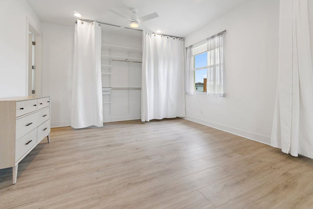 Под контрактом: $1,695,000 (4 спален, 5 ванн, 3760 Квадратных фут)