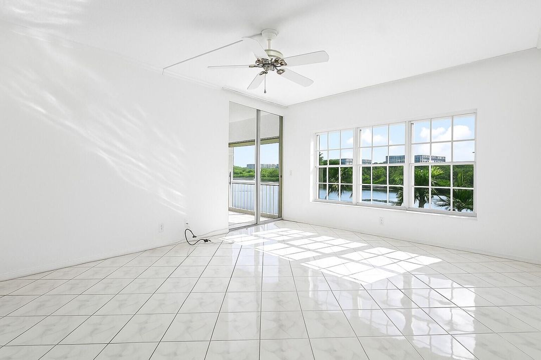 合同活跃: $995,000 (2 贝兹, 2 浴室, 1473 平方英尺)