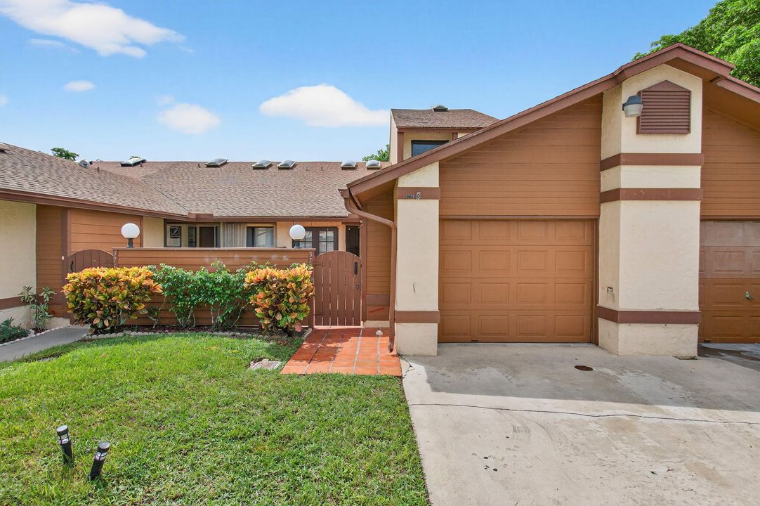 Recently Rented: $2,600 (3 beds, 2 baths, 1592 Square Feet)