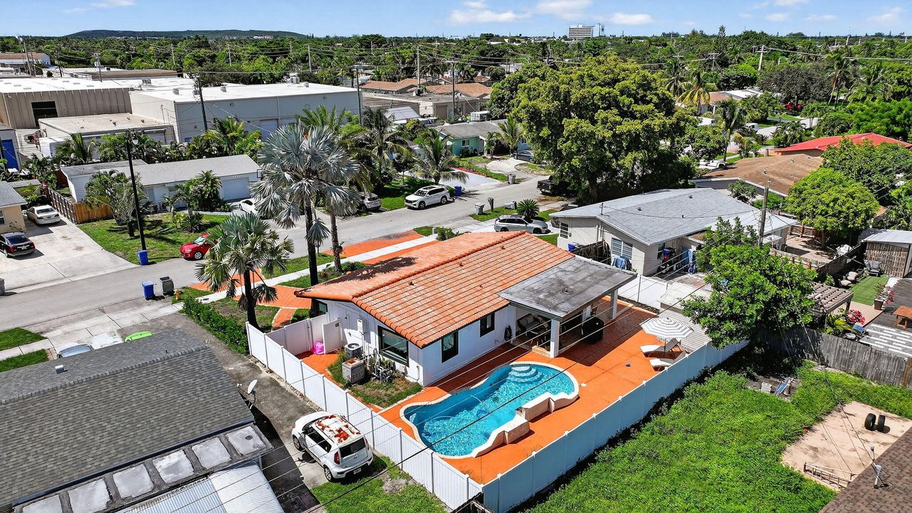 Под контрактом: $499,900 (3 спален, 2 ванн, 1188 Квадратных фут)