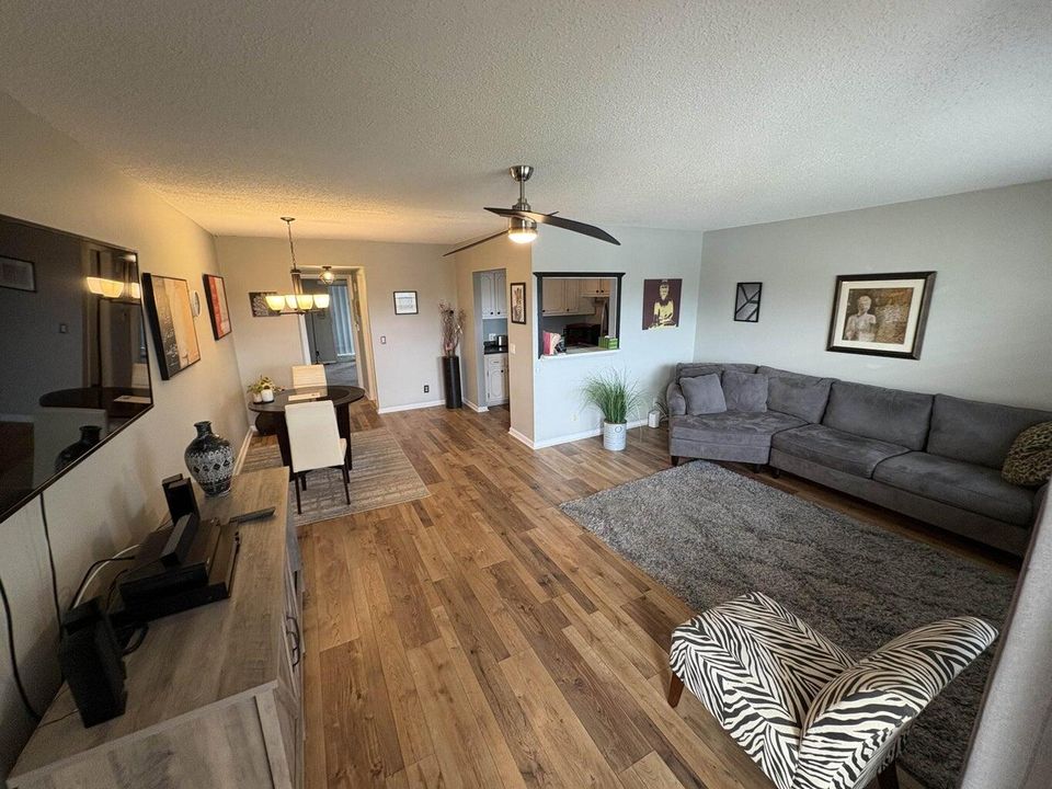 合同活跃: $1,800 (1 贝兹, 1 浴室, 720 平方英尺)