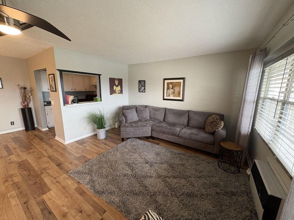 合同活跃: $1,800 (1 贝兹, 1 浴室, 720 平方英尺)