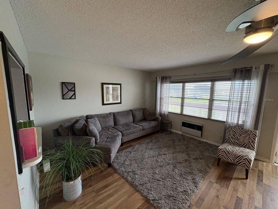 合同活跃: $1,800 (1 贝兹, 1 浴室, 720 平方英尺)