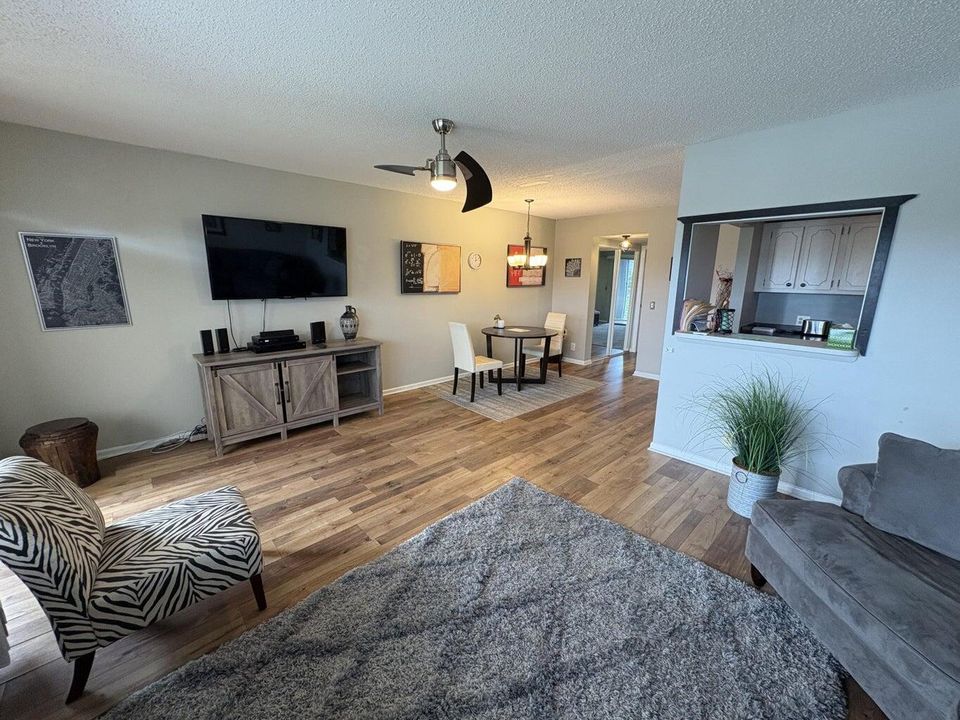 合同活跃: $1,800 (1 贝兹, 1 浴室, 720 平方英尺)