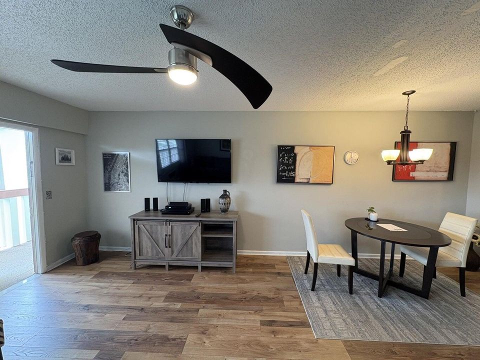 合同活跃: $1,800 (1 贝兹, 1 浴室, 720 平方英尺)