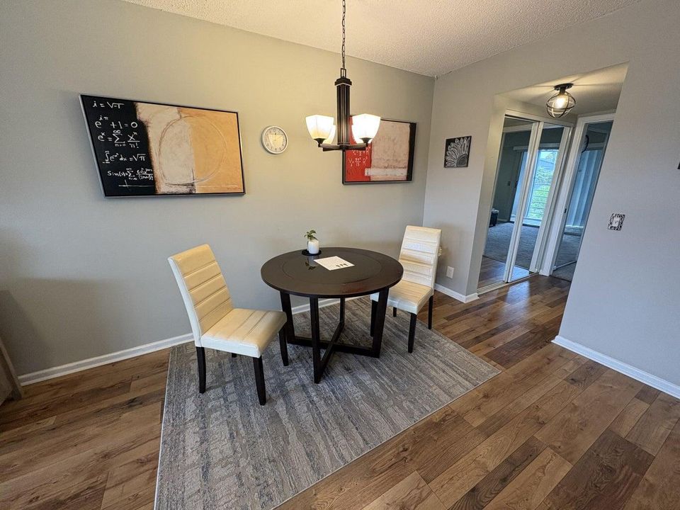 合同活跃: $1,800 (1 贝兹, 1 浴室, 720 平方英尺)