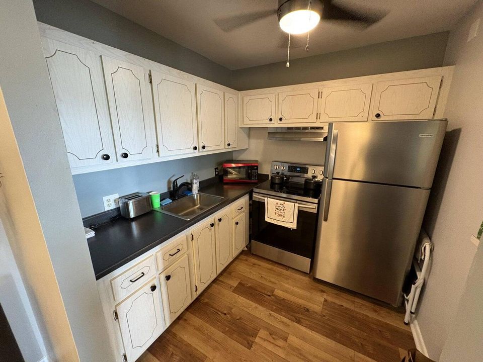 合同活跃: $1,800 (1 贝兹, 1 浴室, 720 平方英尺)