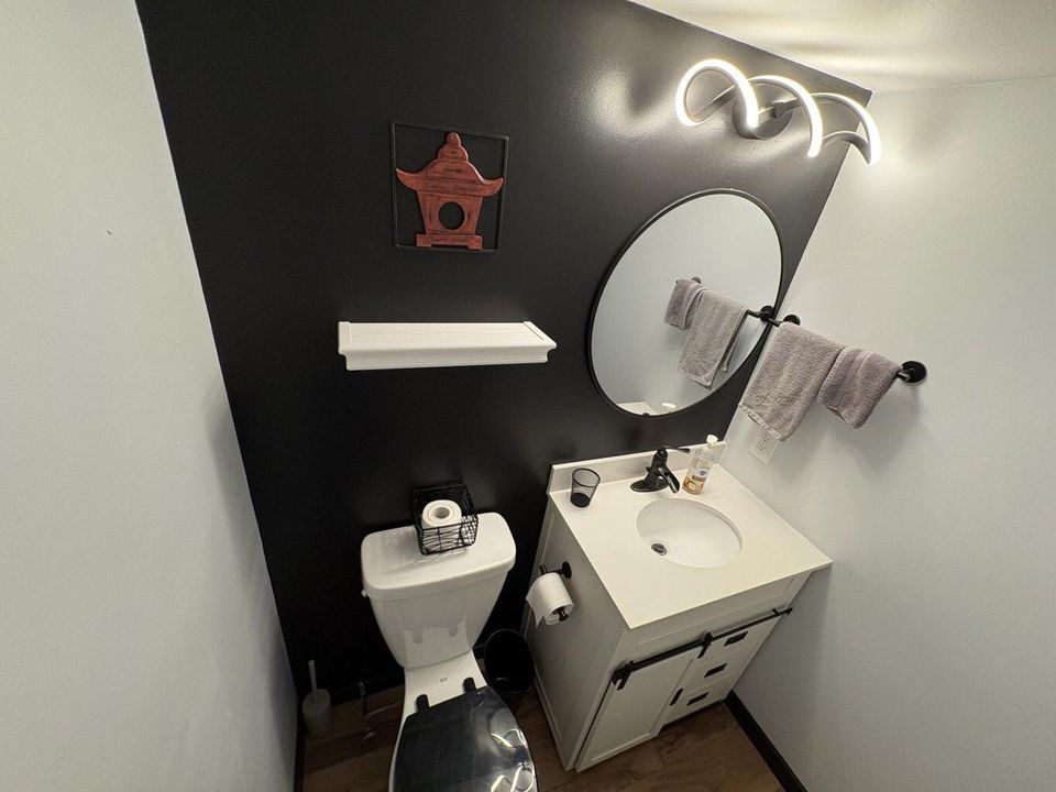 合同活跃: $1,800 (1 贝兹, 1 浴室, 720 平方英尺)