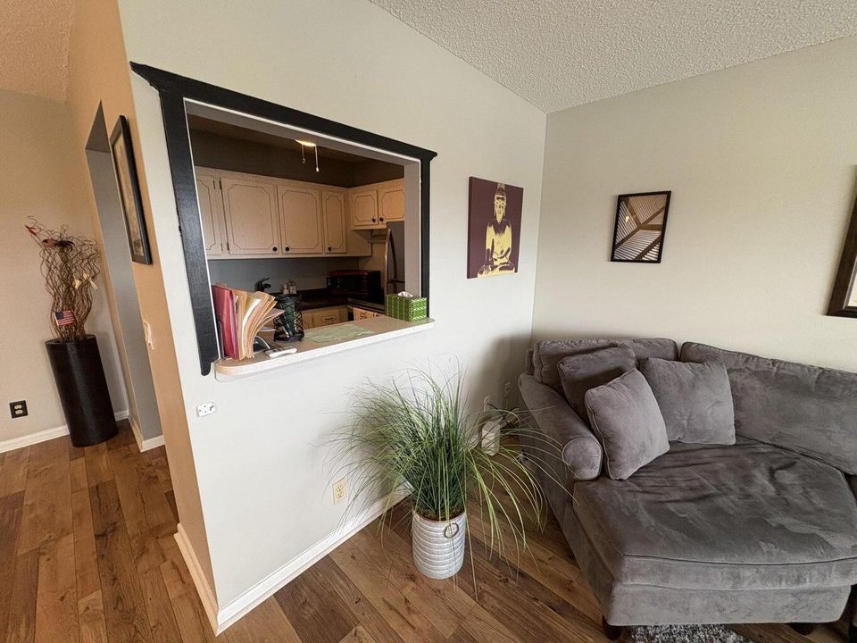 合同活跃: $1,800 (1 贝兹, 1 浴室, 720 平方英尺)