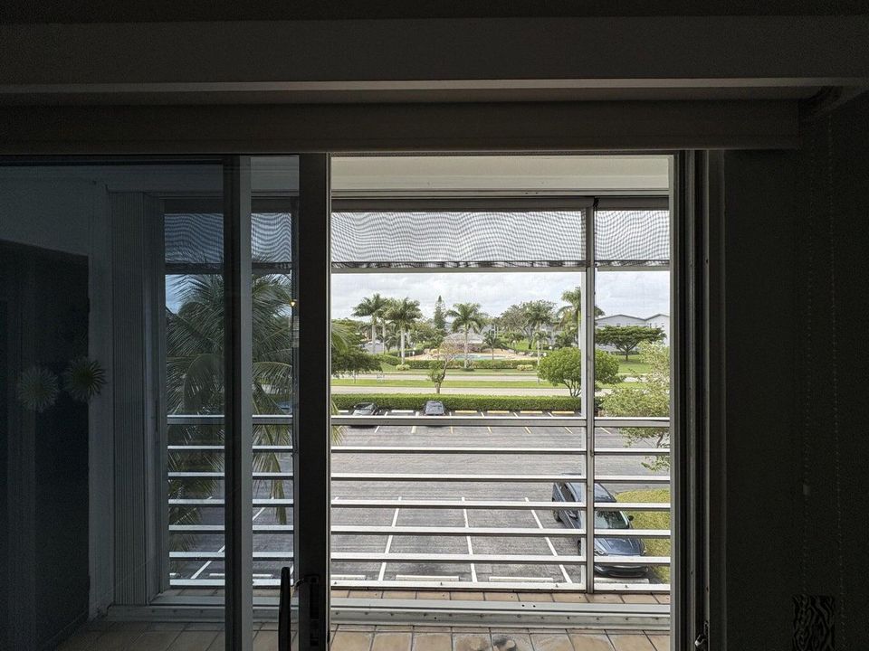 合同活跃: $1,800 (1 贝兹, 1 浴室, 720 平方英尺)