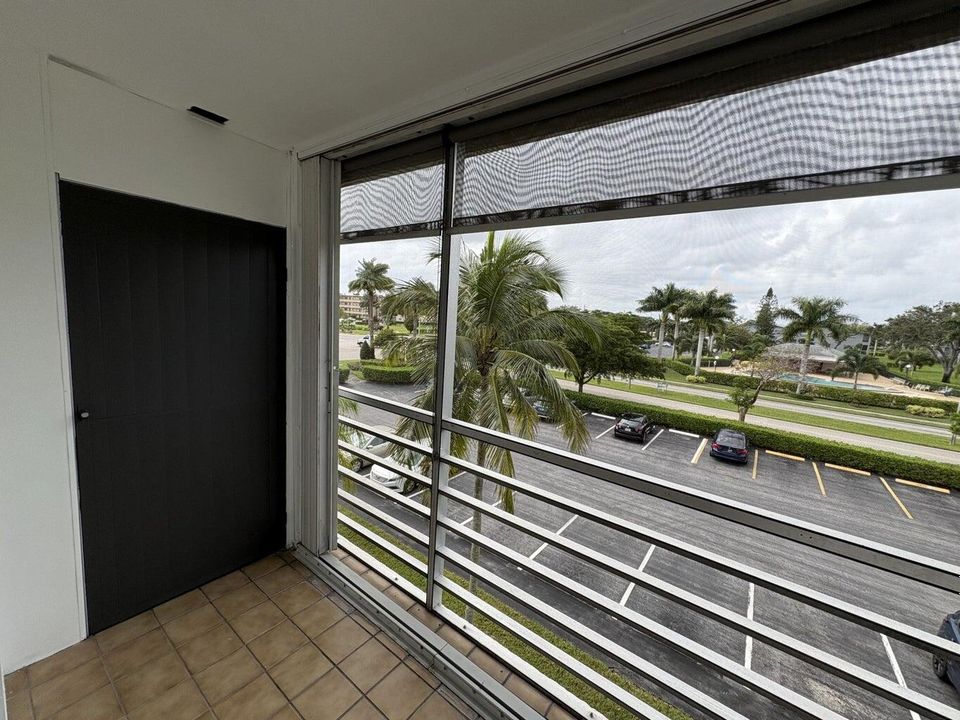 合同活跃: $1,800 (1 贝兹, 1 浴室, 720 平方英尺)