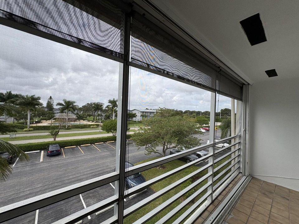 合同活跃: $1,800 (1 贝兹, 1 浴室, 720 平方英尺)