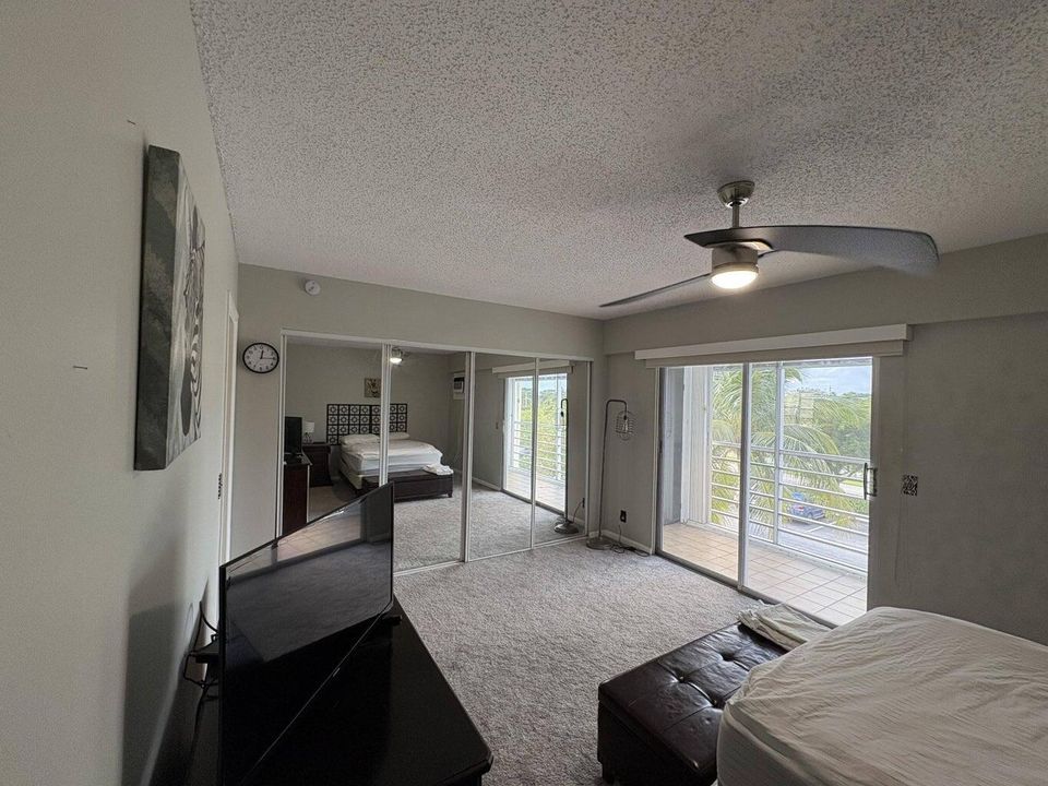 合同活跃: $1,800 (1 贝兹, 1 浴室, 720 平方英尺)