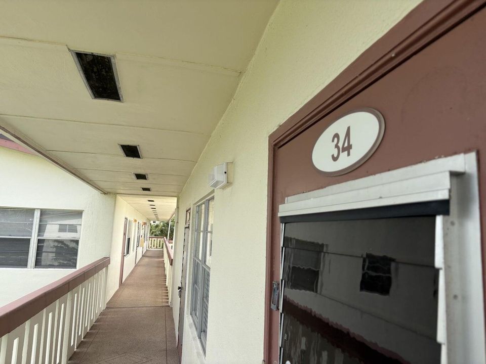 合同活跃: $1,800 (1 贝兹, 1 浴室, 720 平方英尺)