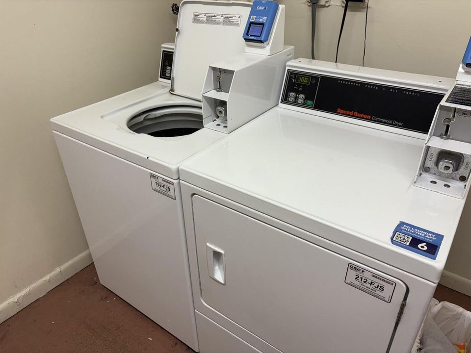 合同活跃: $1,800 (1 贝兹, 1 浴室, 720 平方英尺)