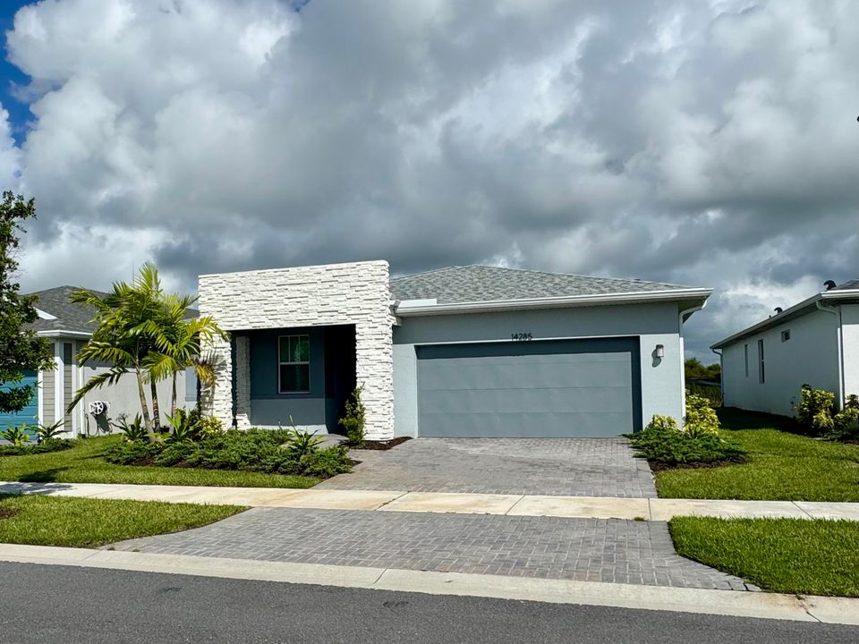 Active With Contract: $2,800 (3 beds, 2 baths, 1894 Square Feet)