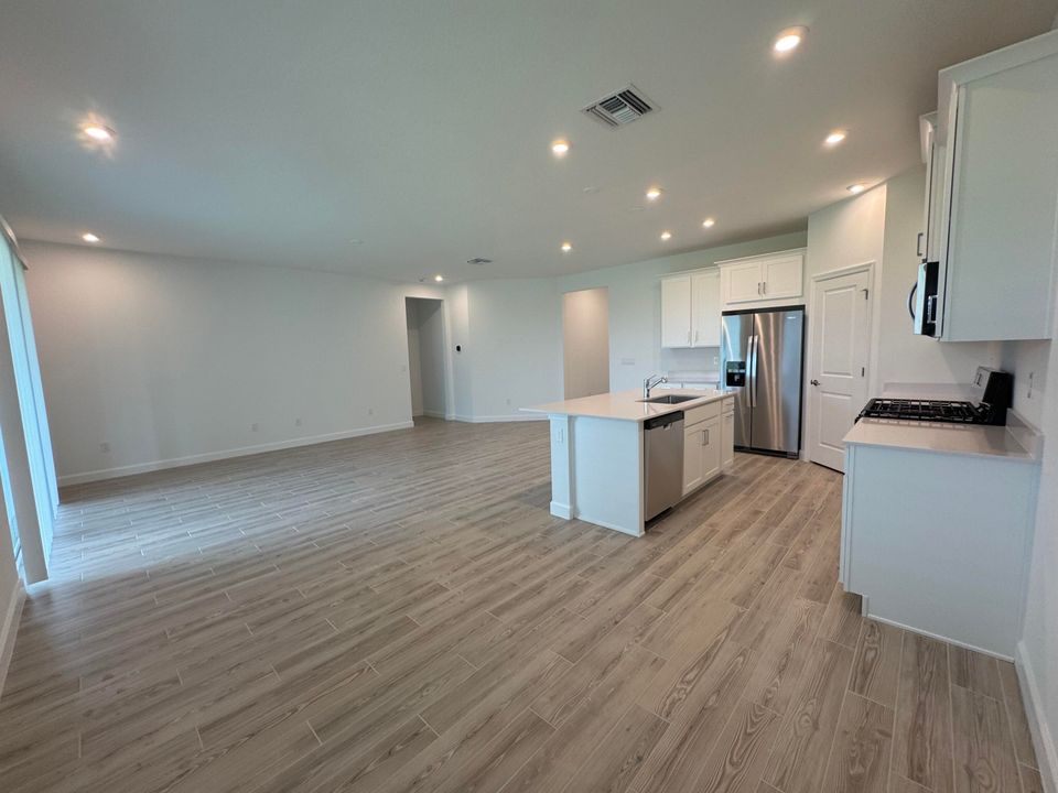 Active With Contract: $2,800 (3 beds, 2 baths, 1894 Square Feet)