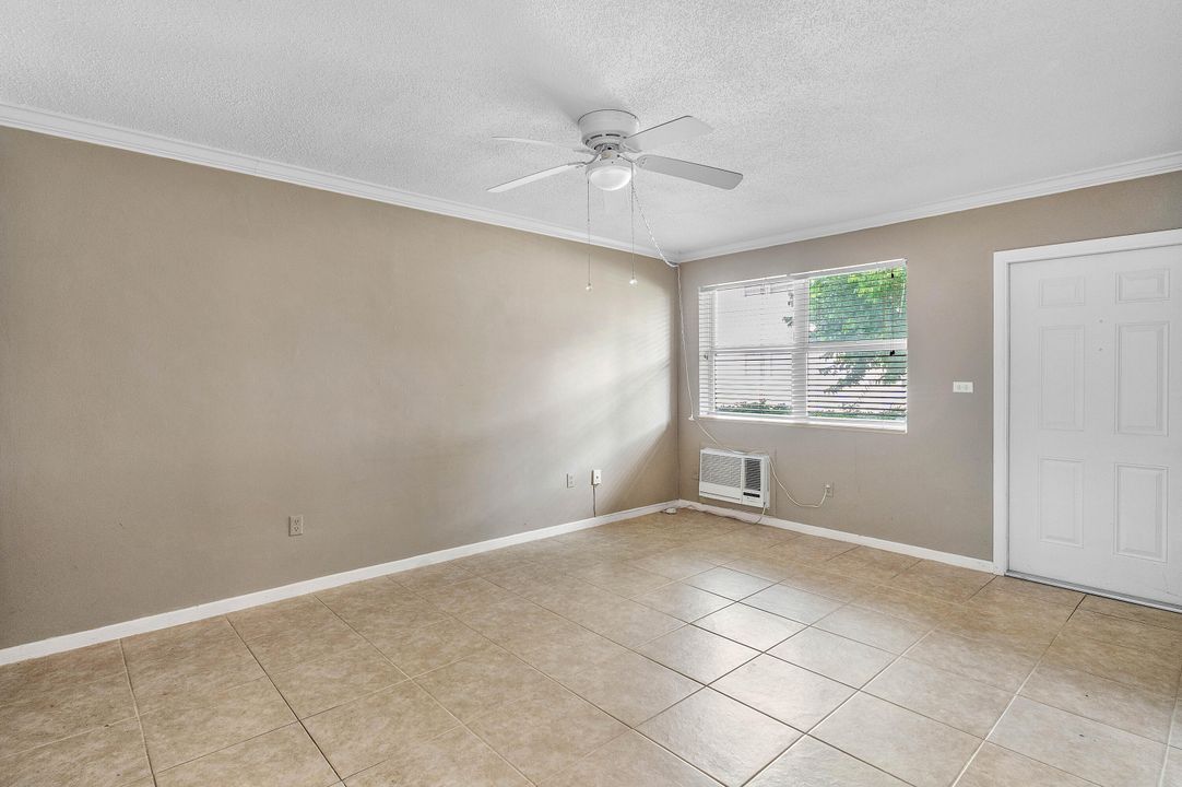 待售: $99,900 (1 贝兹, 1 浴室, 754 平方英尺)